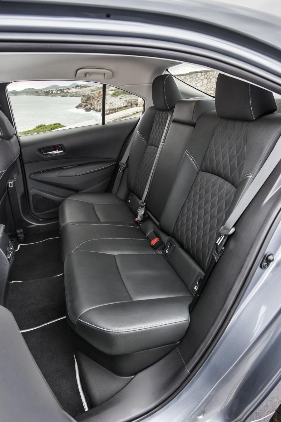 Интерьер Toyota Corolla Hybrid Sedan 2019 года  (WW) (фото 4 из 25)